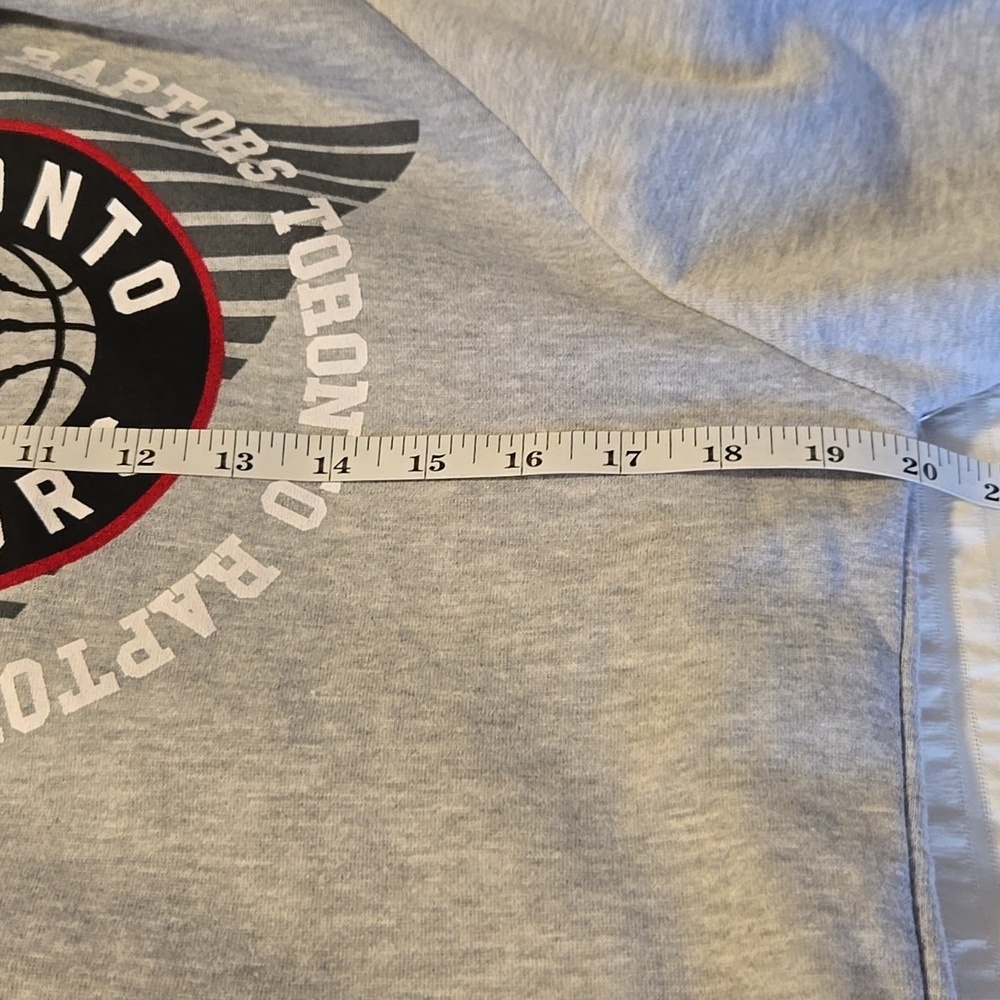 NWT Toronto Raptors Hoodie With Kangaroo Pocket Size Medium - Picture 12 of 13